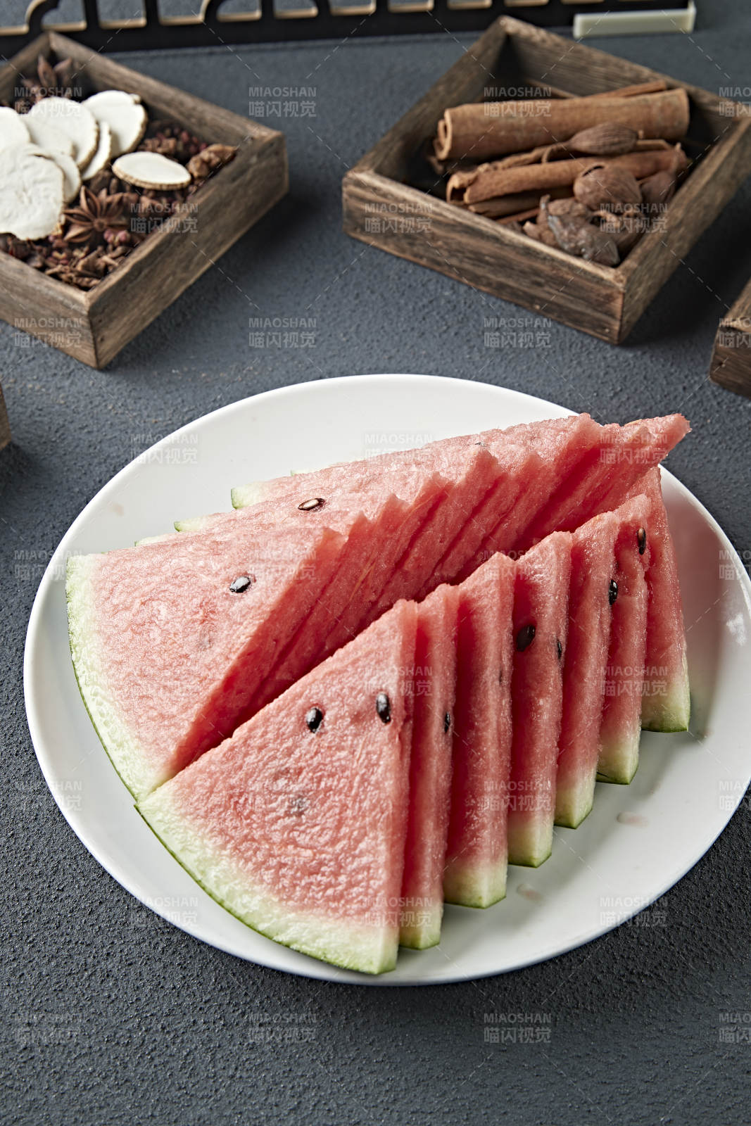 一盤切好的美味西瓜