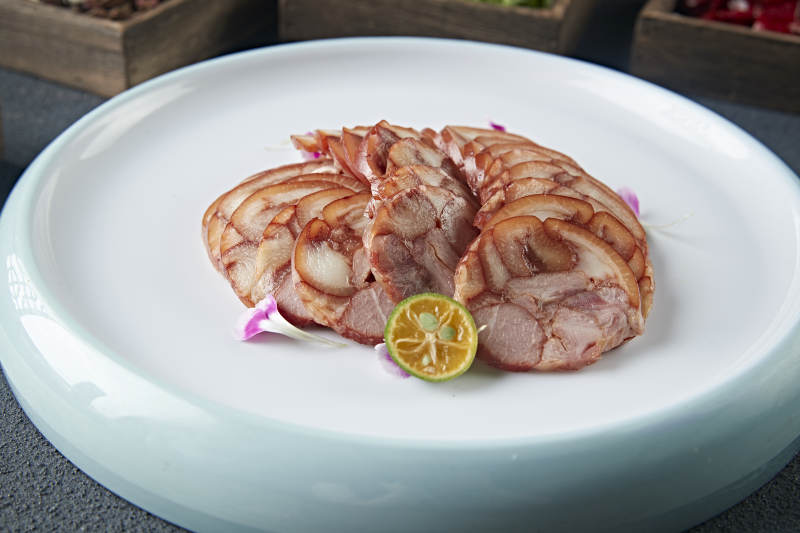 烟熏卤味压肘花卷切片