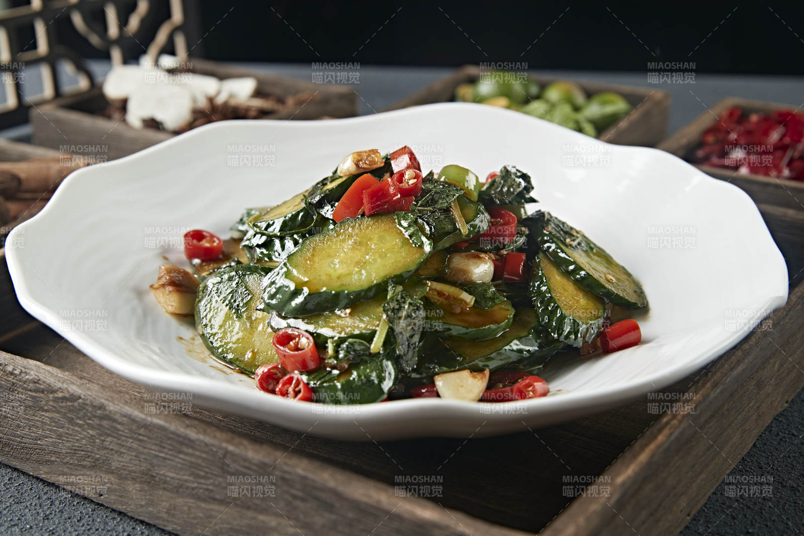 蒜子米椒炒黄瓜片-摄影图