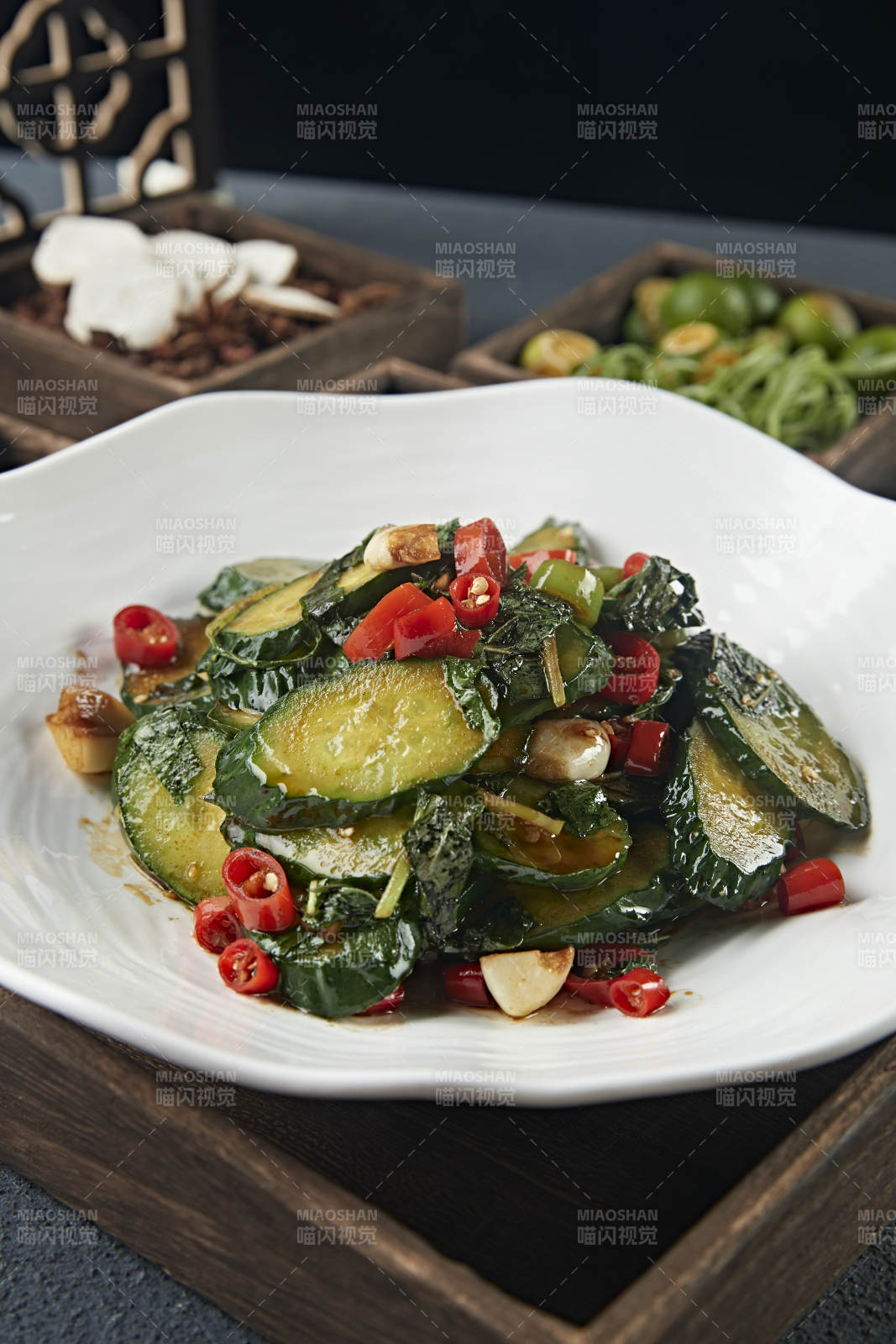 蒜子米椒炒黄瓜片-摄影图