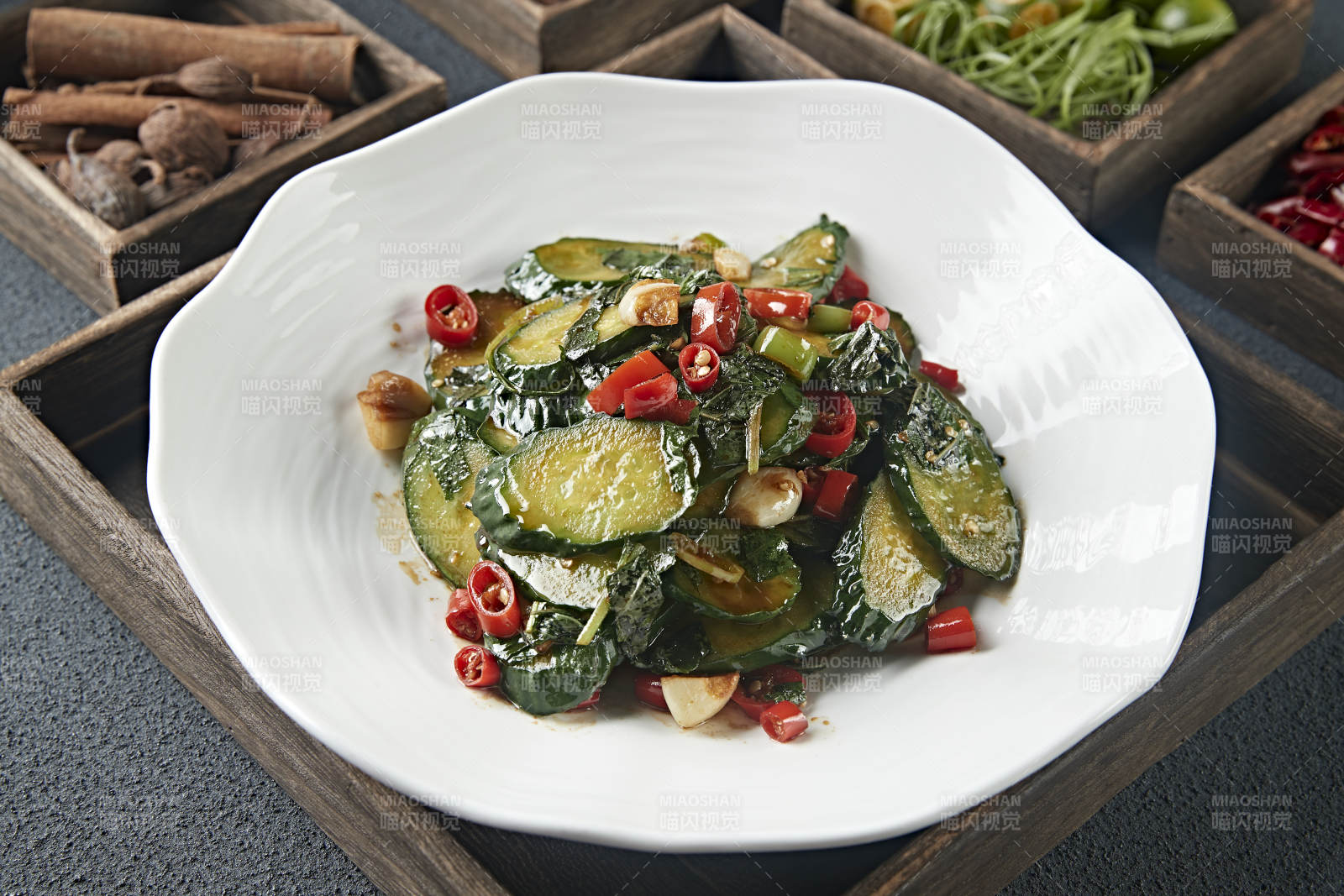 蒜子米椒炒黄瓜片-摄影图