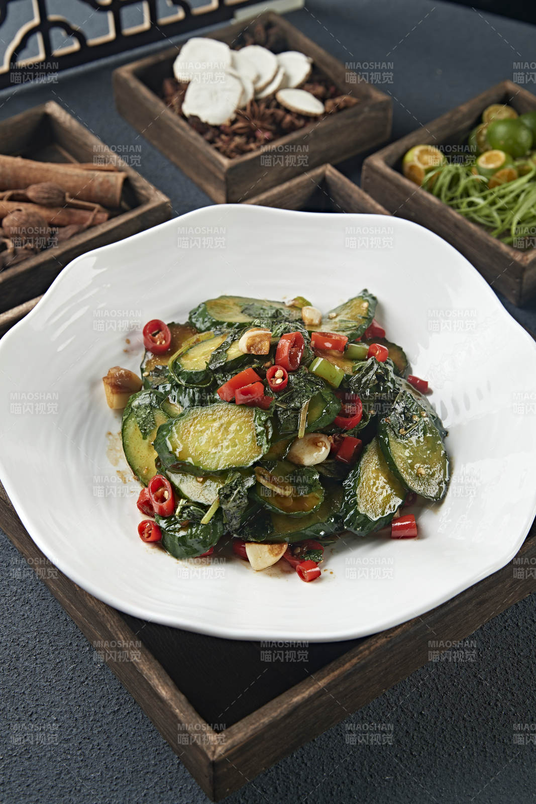 蒜子米椒炒黄瓜片-摄影图