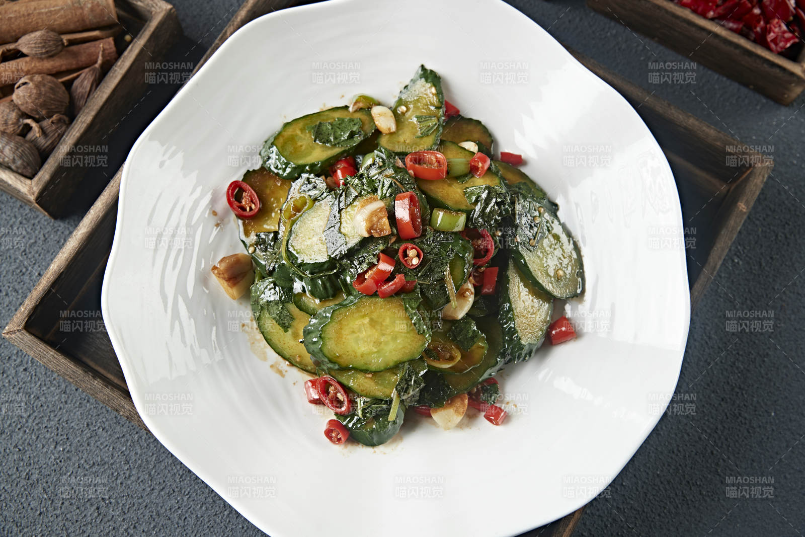 蒜子米椒炒黄瓜片-摄影图