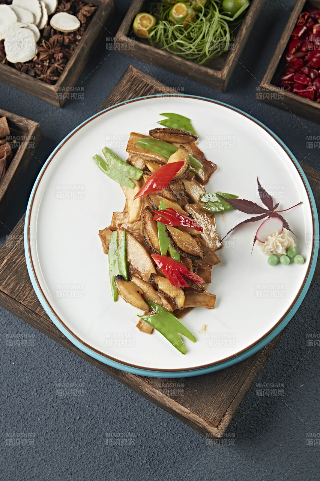 荷兰豆彩椒杏鲍菇烧鲜鲍鱼