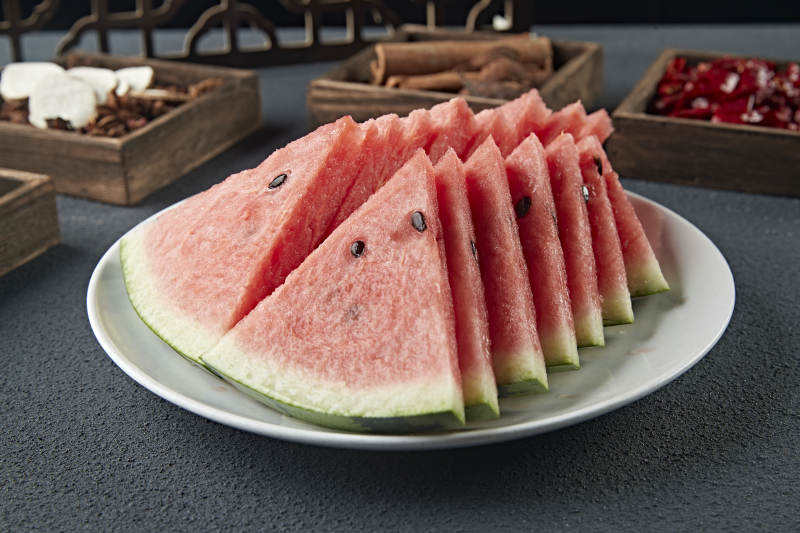 一盘切好的美味西瓜