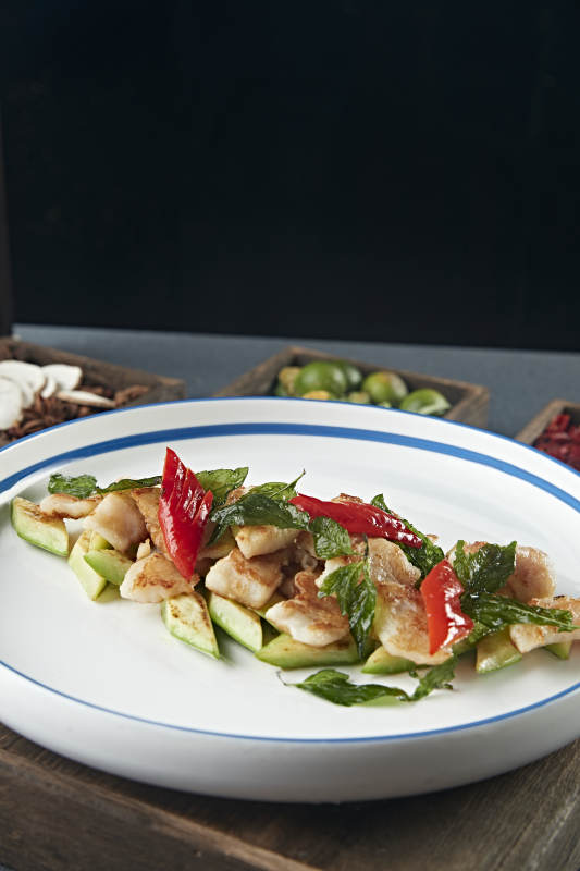 彩椒薄荷配香煎鳕鱼肉