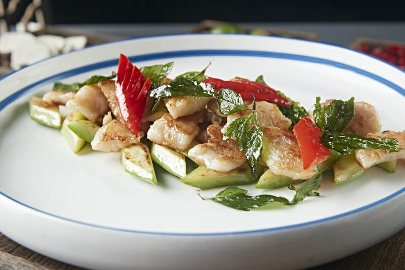 彩椒薄荷配香煎鳕鱼肉