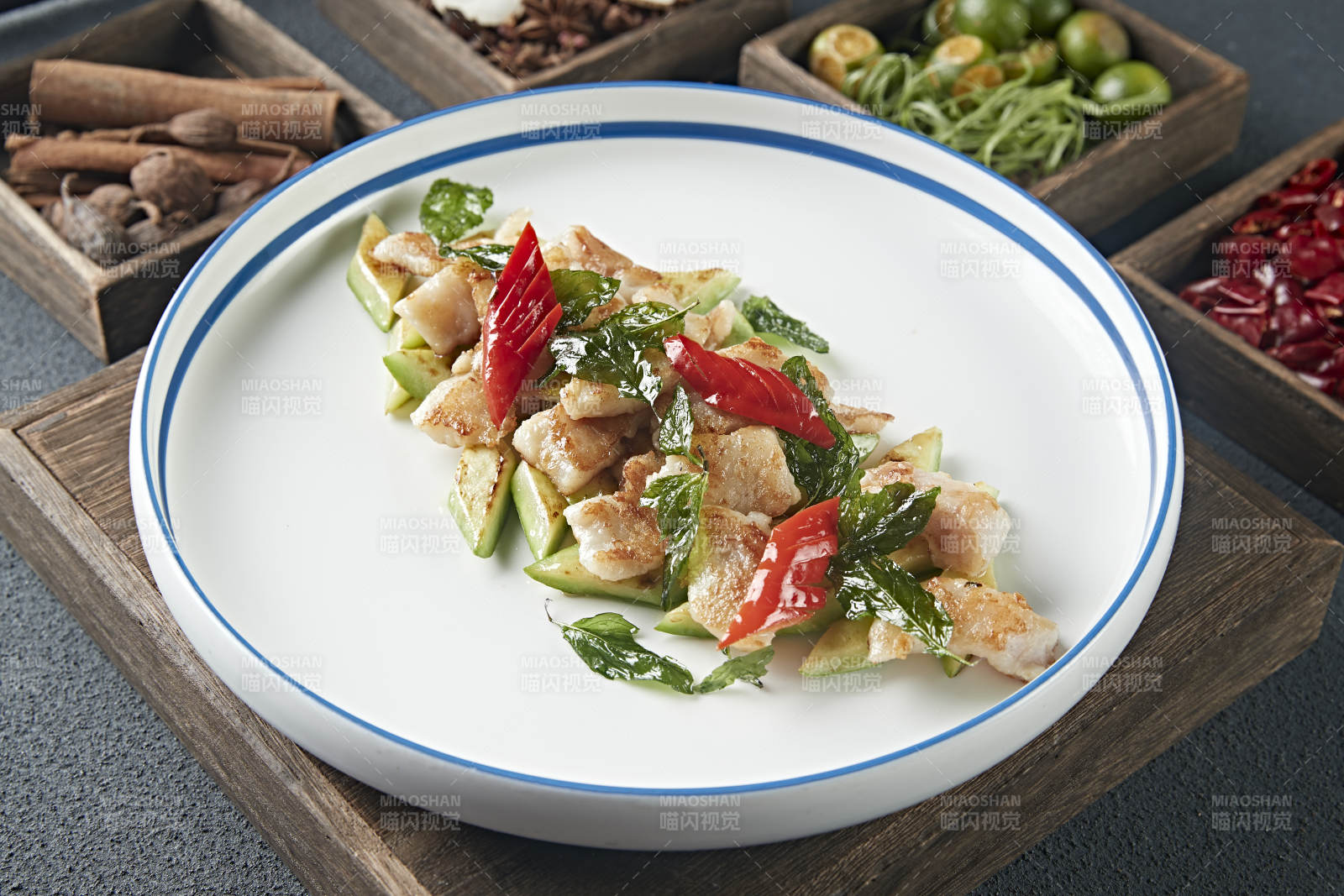 彩椒薄荷配香煎鳕鱼肉