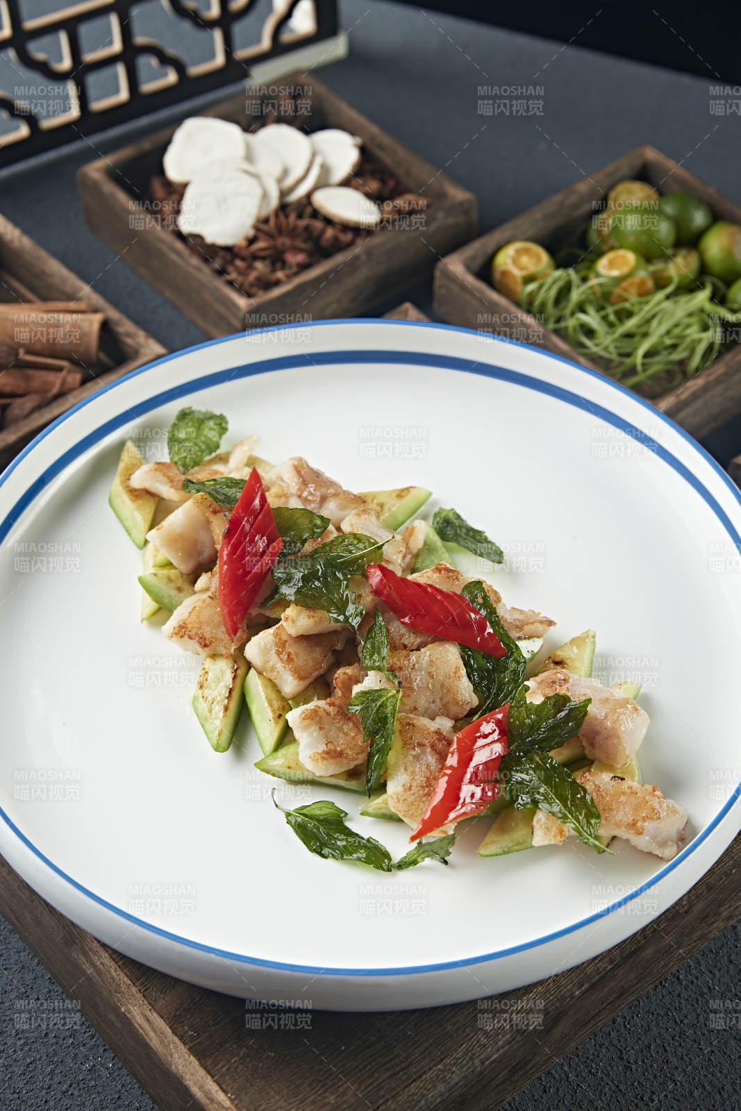 彩椒薄荷配香煎鳕鱼肉