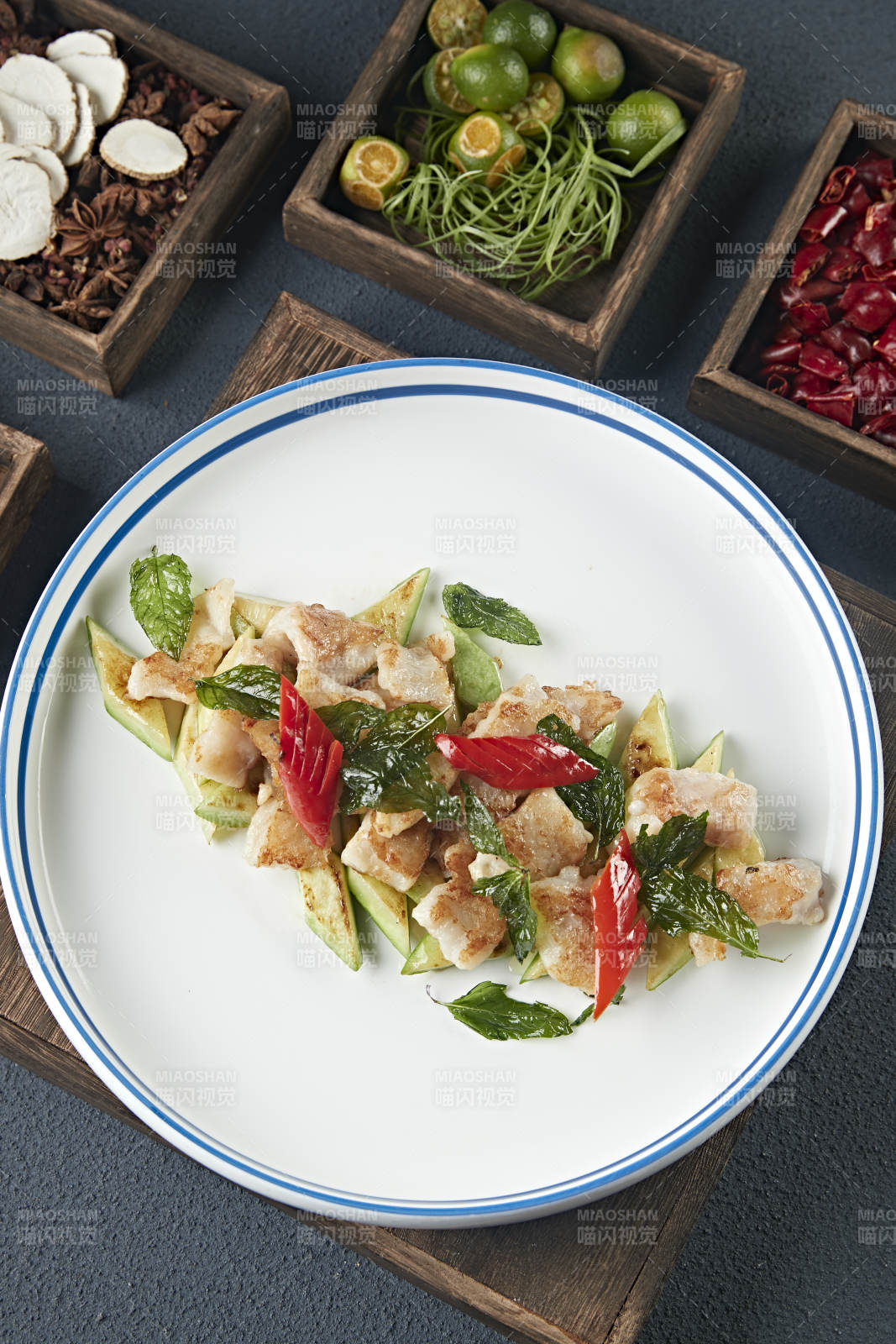 彩椒薄荷配香煎鳕鱼肉