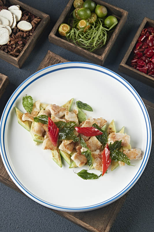 彩椒薄荷配香煎鳕鱼肉