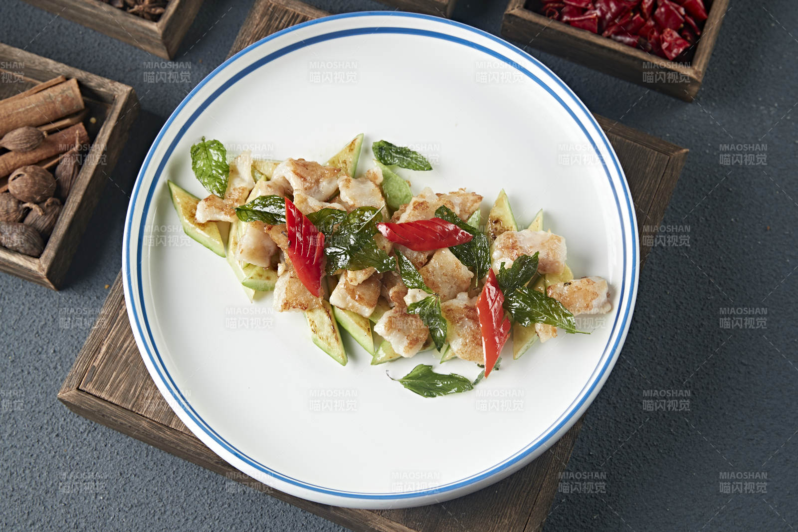 彩椒薄荷配香煎鳕鱼肉