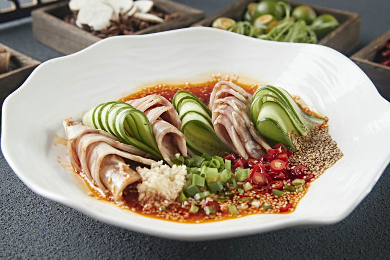 美味凉菜香辣压猪耳脆切片配乳瓜