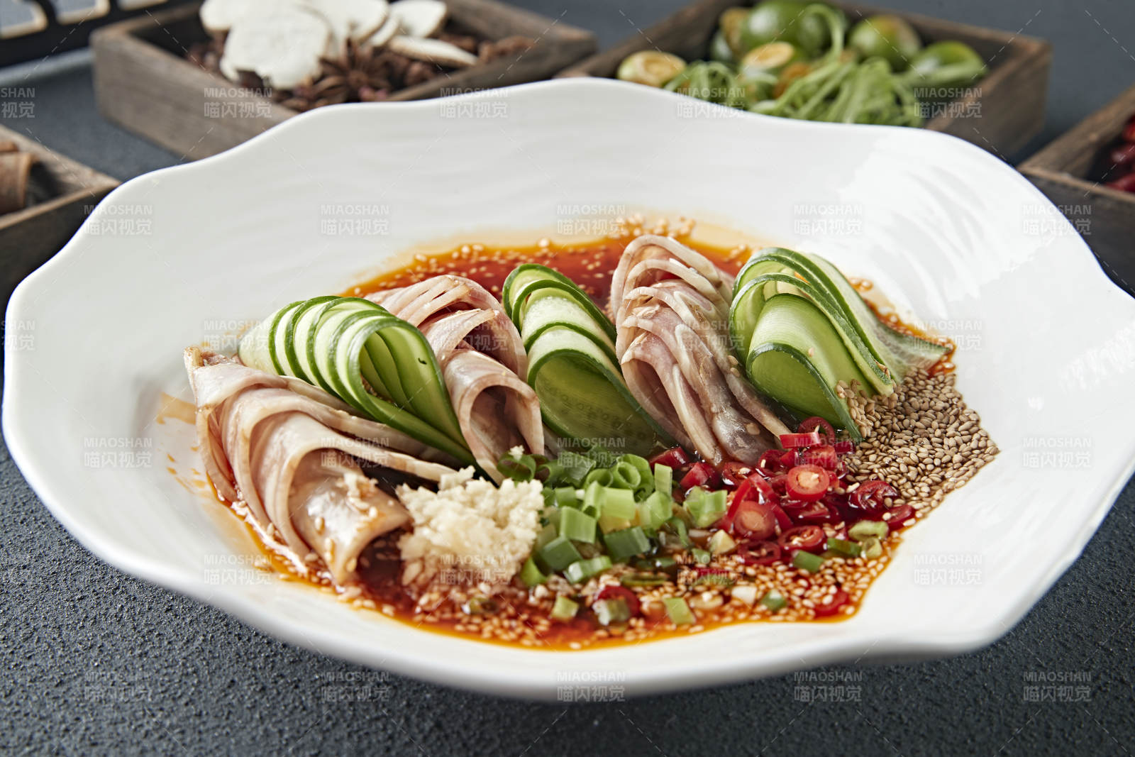 美味凉菜香辣压猪耳脆切片配乳瓜