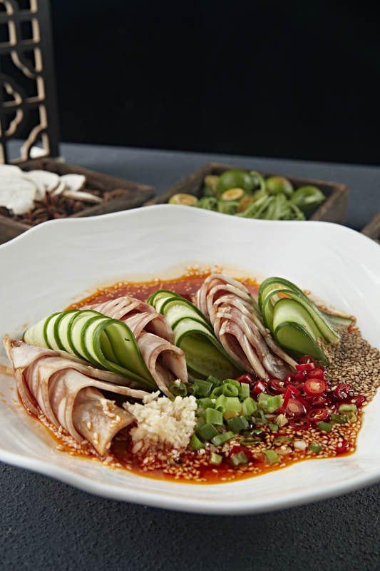 美味凉菜香辣压猪耳脆切片配乳瓜