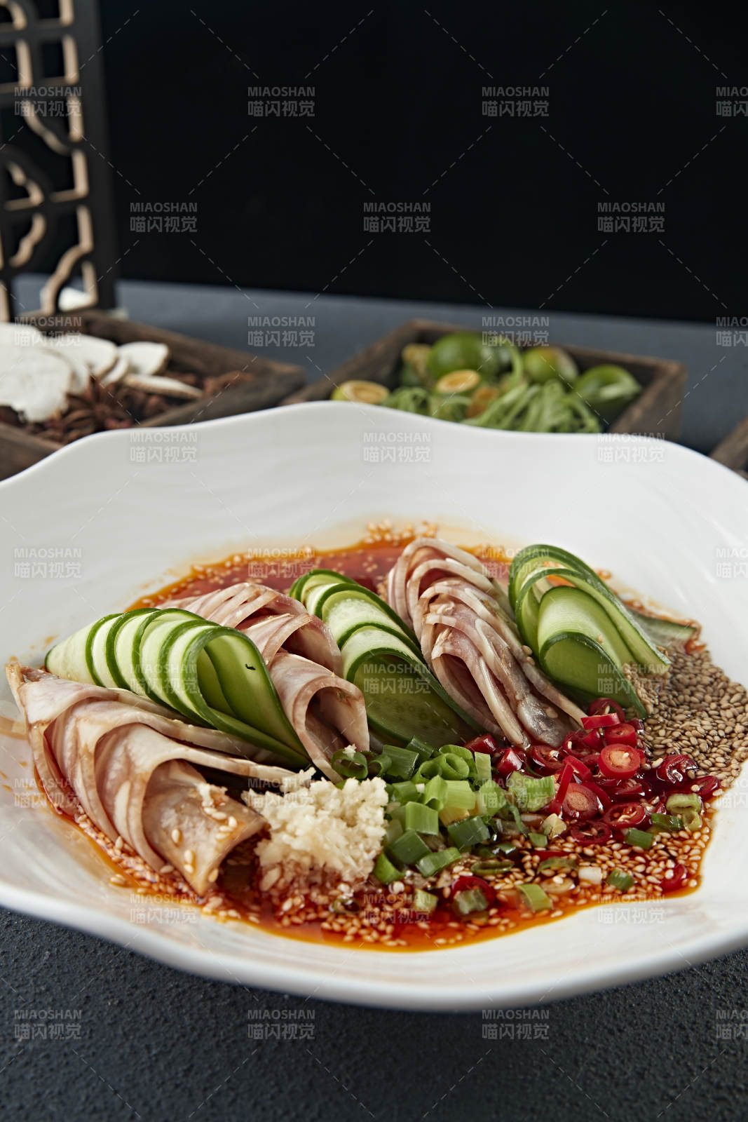 美味凉菜香辣压猪耳脆切片配乳瓜