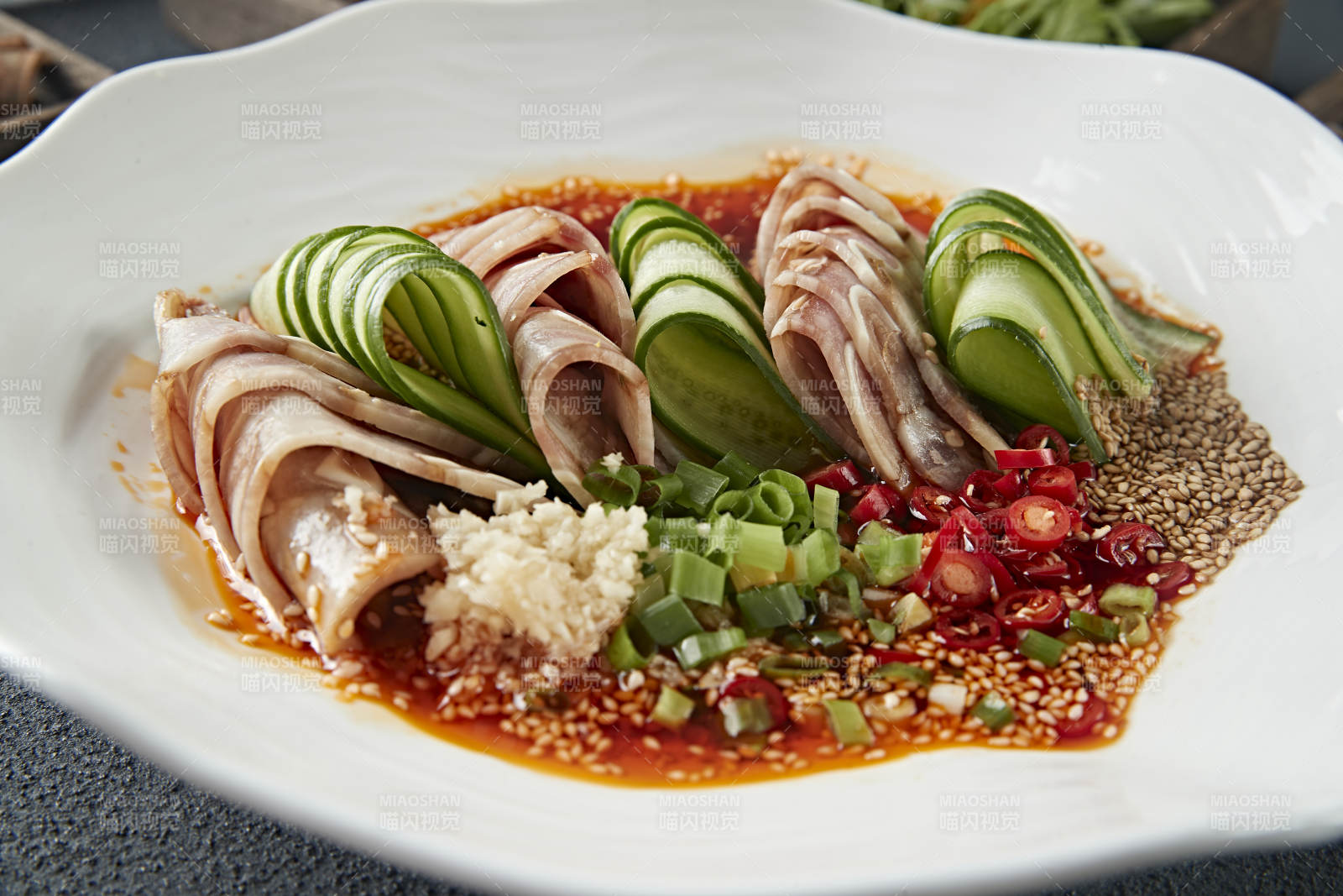 美味凉菜香辣压猪耳脆切片配乳瓜