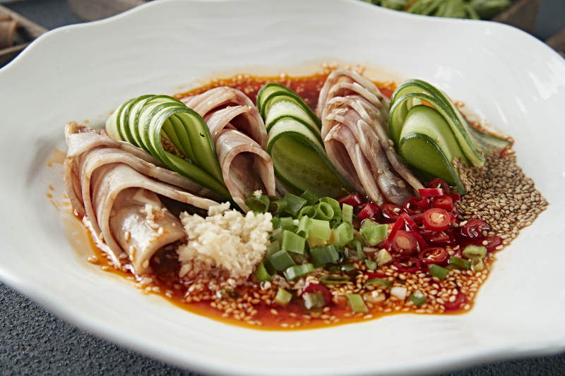 美味凉菜香辣压猪耳脆切片配乳瓜