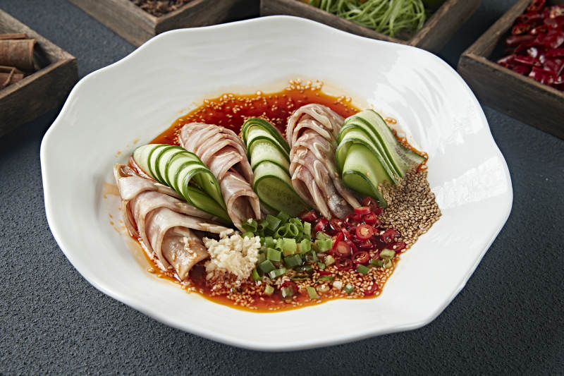 美味凉菜香辣压猪耳脆切片配乳瓜