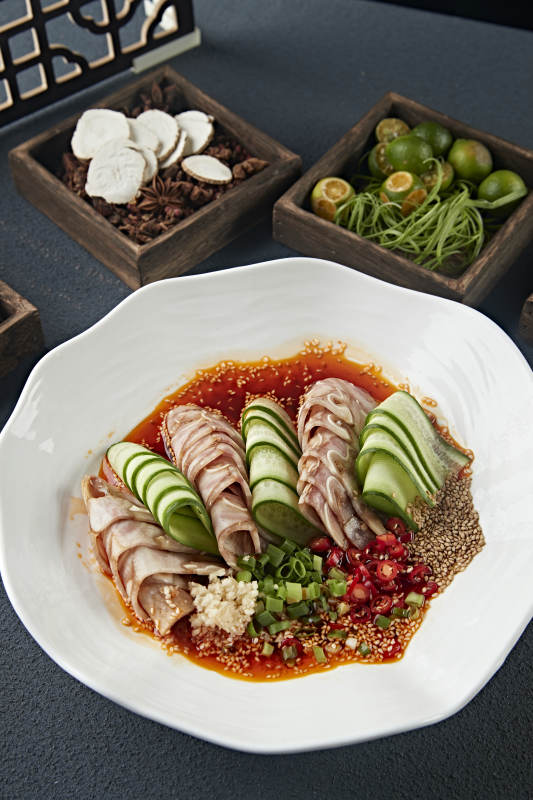 美味凉菜香辣压猪耳脆切片配乳瓜