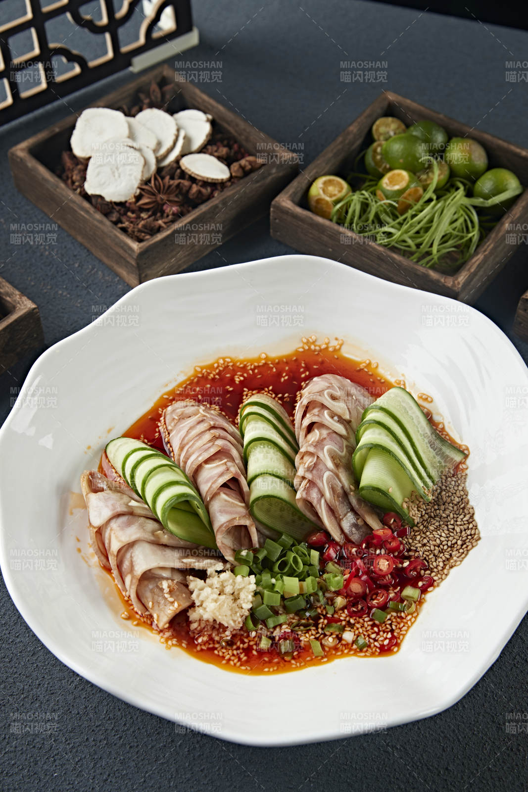 美味凉菜香辣压猪耳脆切片配乳瓜