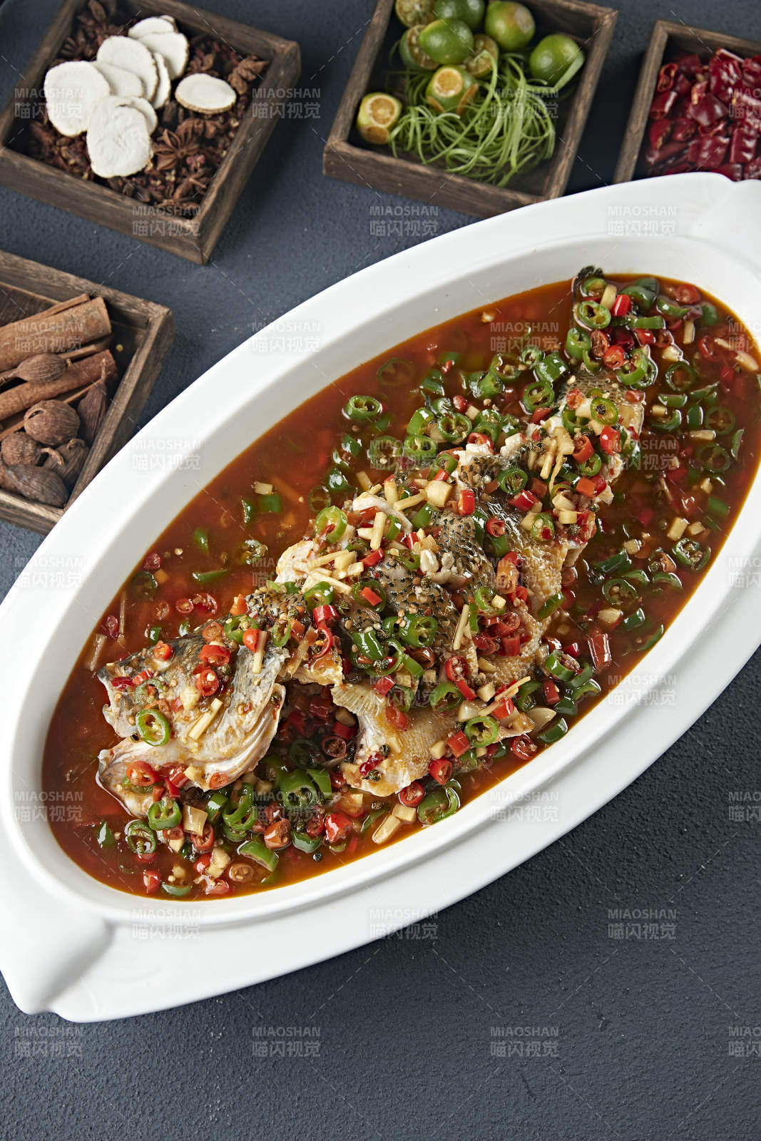 米椒香辣红烧野生海鲈鱼图片