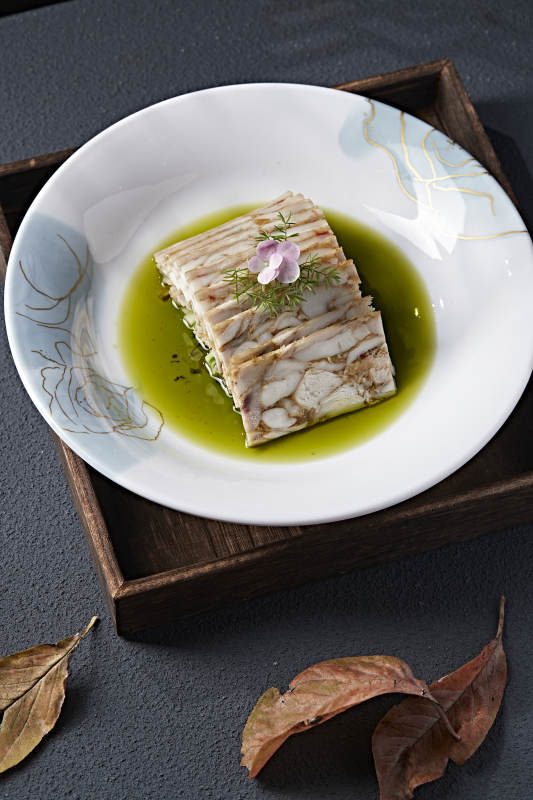 北京填鸭肉糕切片配藤椒麻油