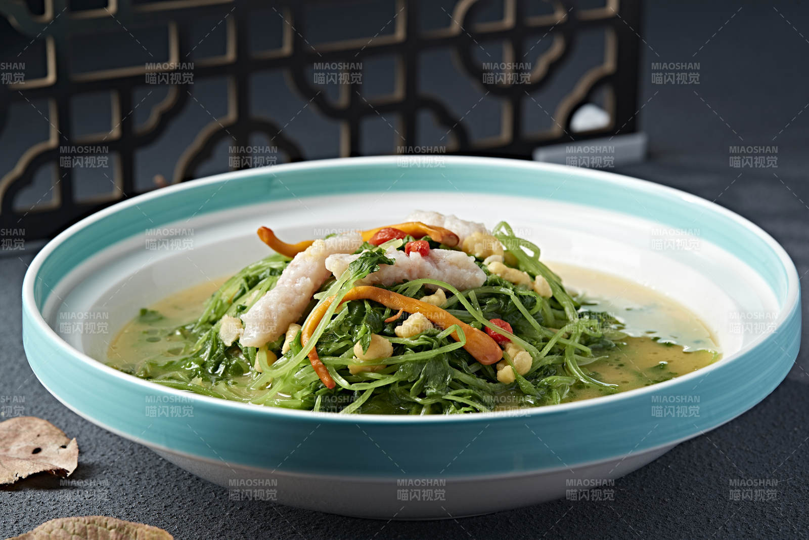 枸杞浓汤炖青菜苗鱼滑