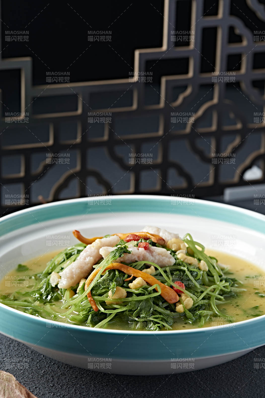 枸杞浓汤炖青菜苗鱼滑