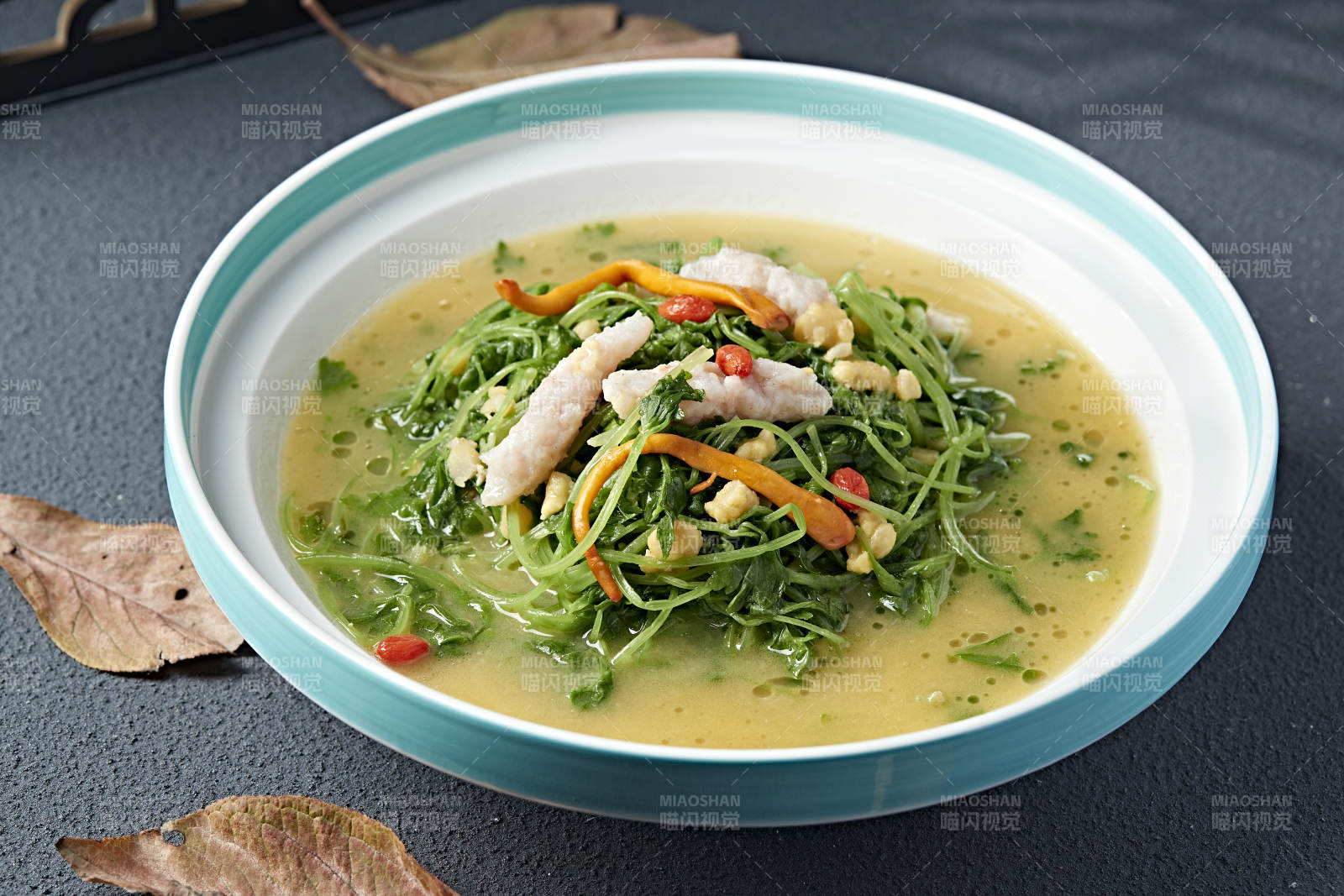 枸杞浓汤炖青菜苗鱼滑