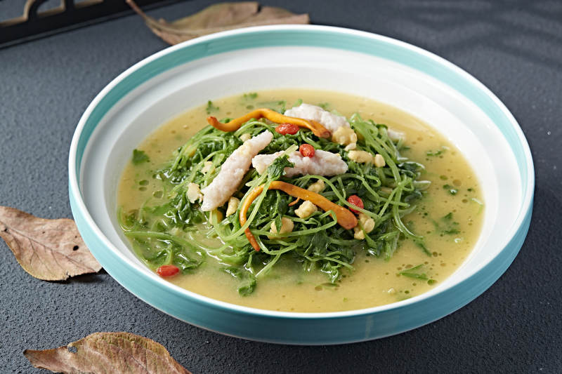 枸杞浓汤炖青菜苗鱼滑