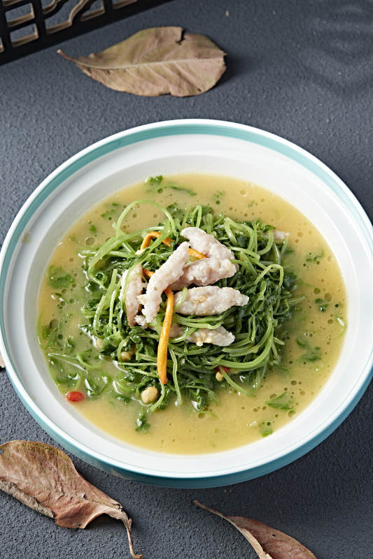 枸杞浓汤炖青菜苗鱼滑