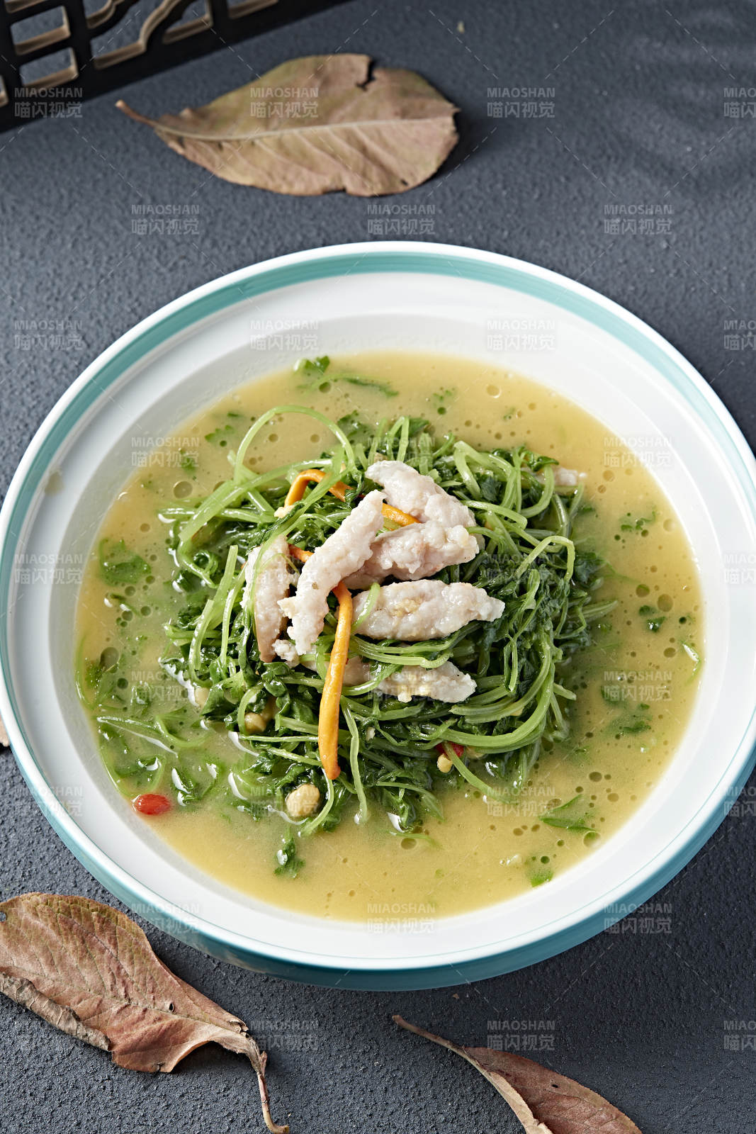 枸杞浓汤炖青菜苗鱼滑