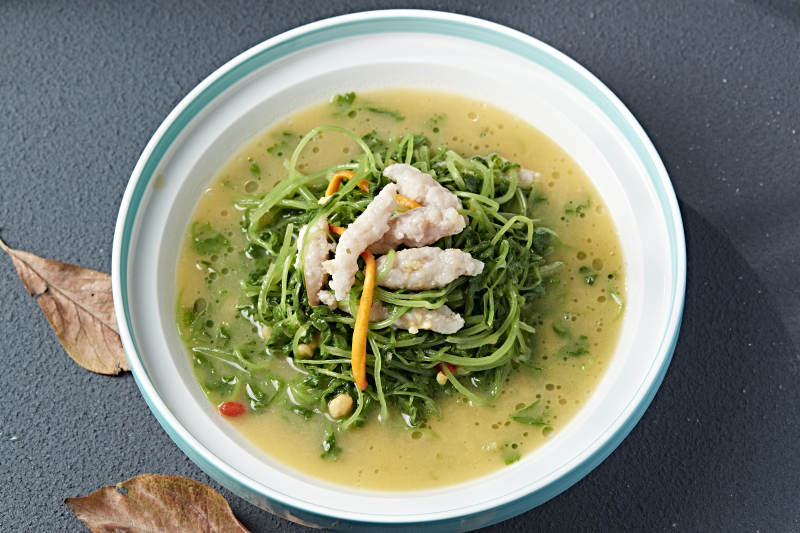 枸杞浓汤炖青菜苗鱼滑