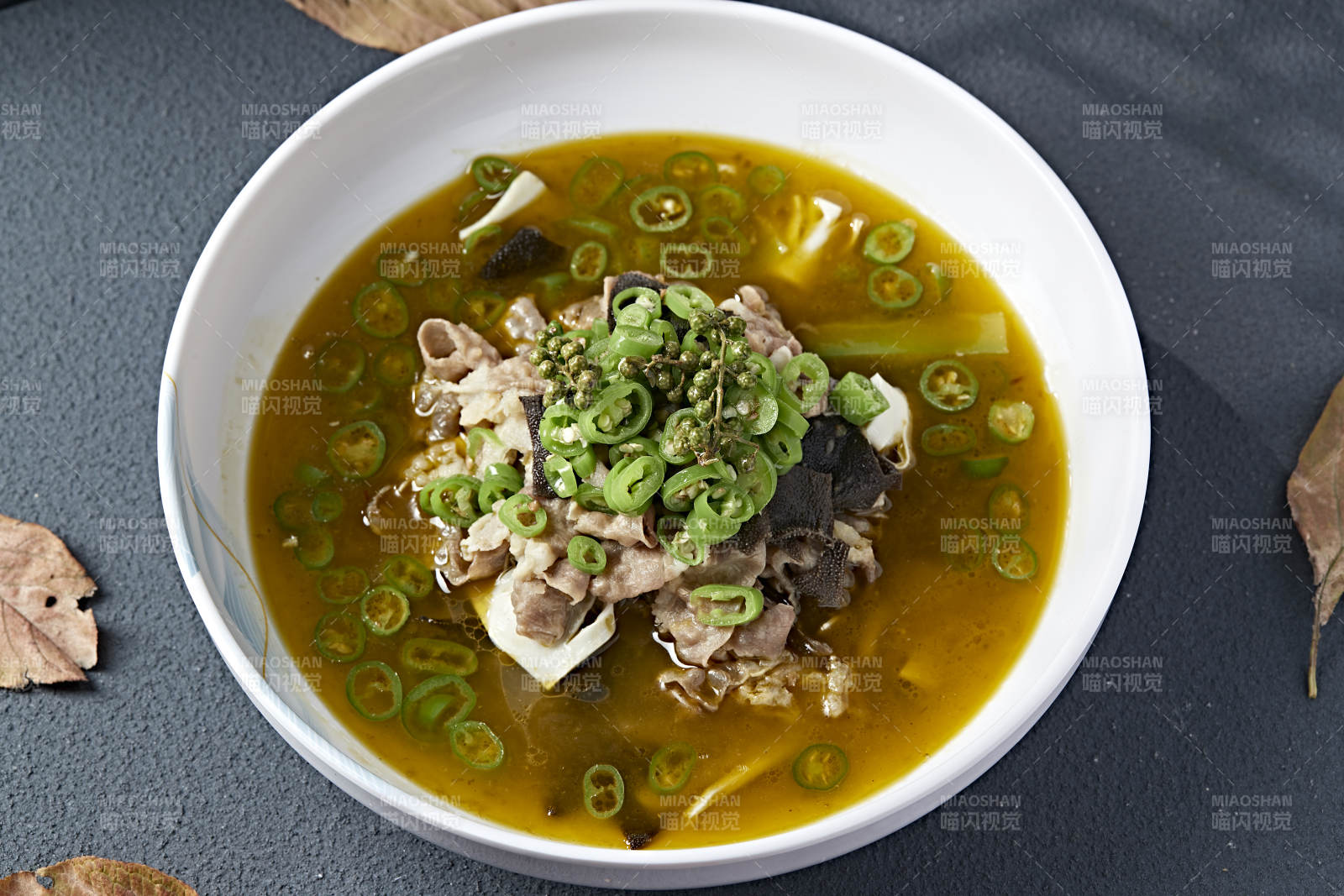 酸汤藤椒毛肚黄喉炖肥牛