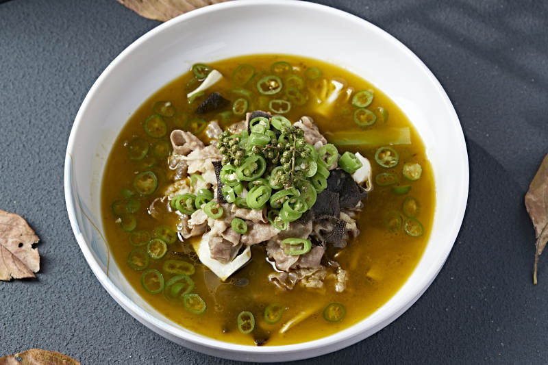 酸汤藤椒毛肚黄喉炖肥牛