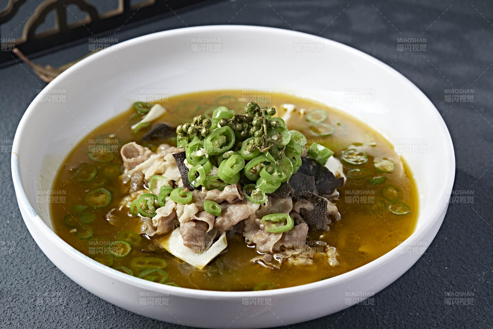 酸汤藤椒毛肚黄喉炖肥牛