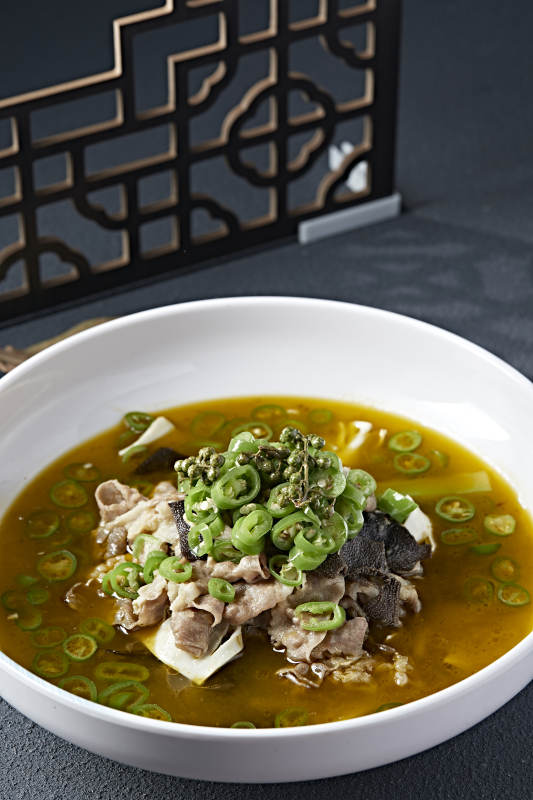 酸汤藤椒毛肚黄喉炖肥牛