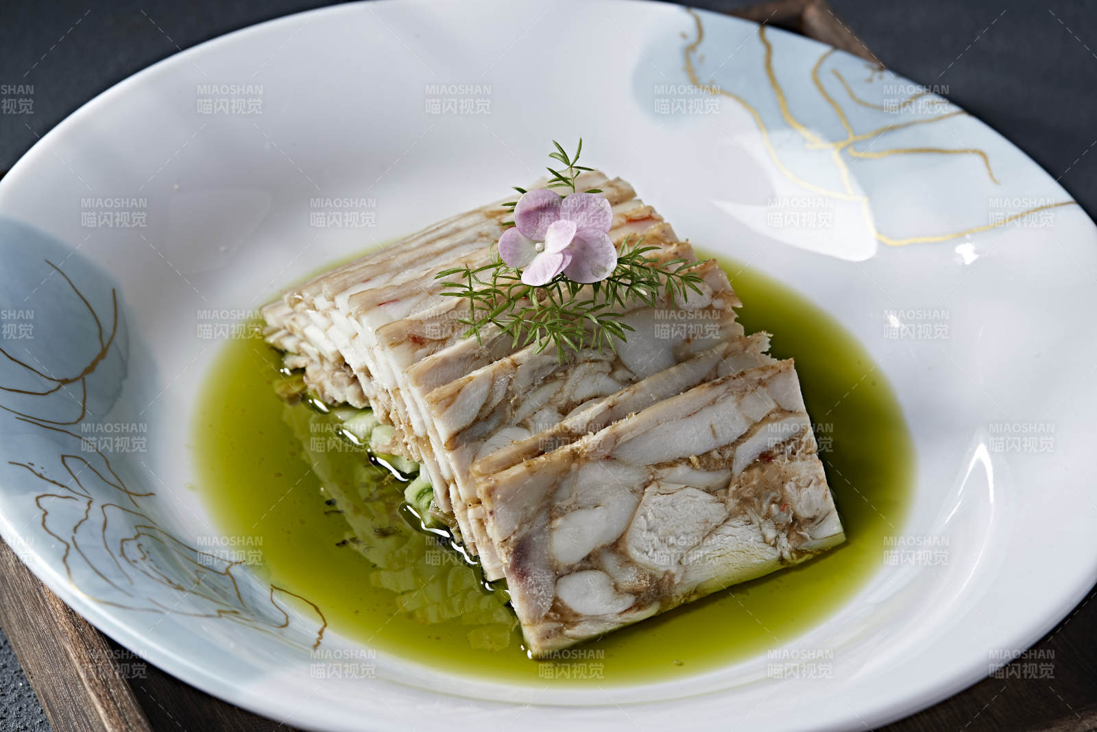 北京填鸭肉糕切片配藤椒麻油