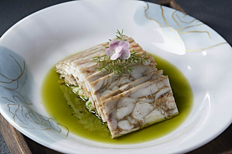 北京填鸭肉糕切片配藤椒麻油