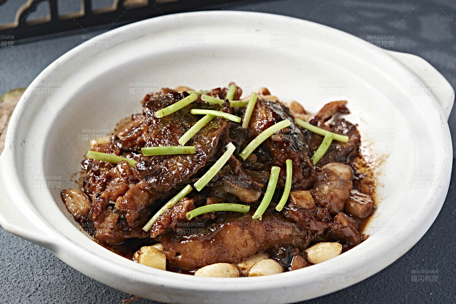 砂锅酱煲蒜香碟鱼头