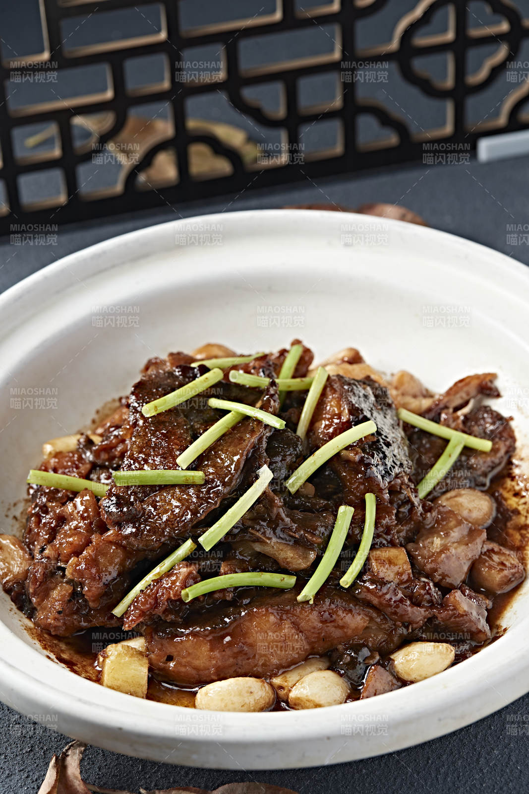 砂锅酱煲蒜香碟鱼头