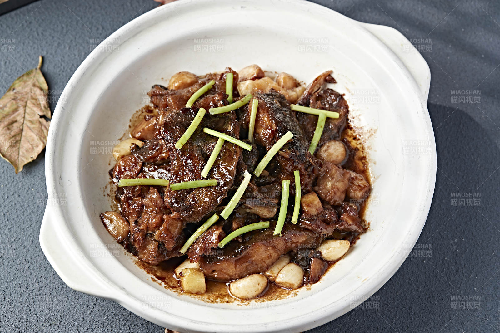 砂锅酱煲蒜香碟鱼头