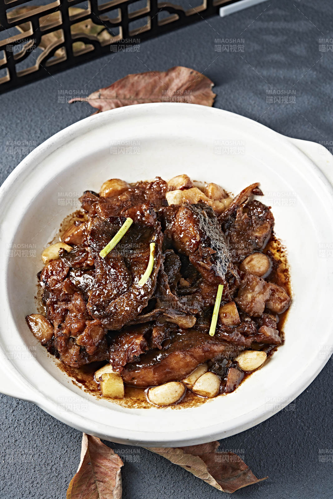 砂锅酱煲蒜香碟鱼头