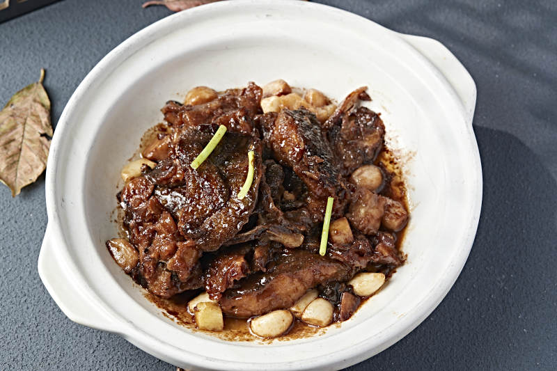 砂锅酱煲蒜香碟鱼头