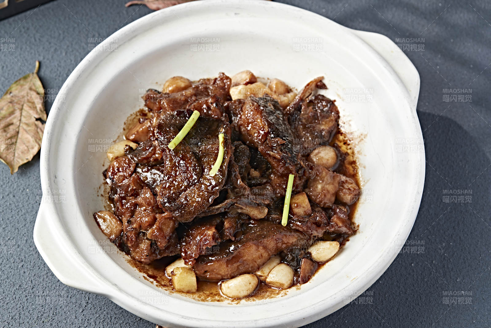 砂锅酱煲蒜香碟鱼头