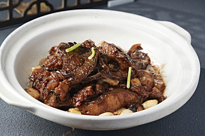 砂锅酱煲蒜香碟鱼头