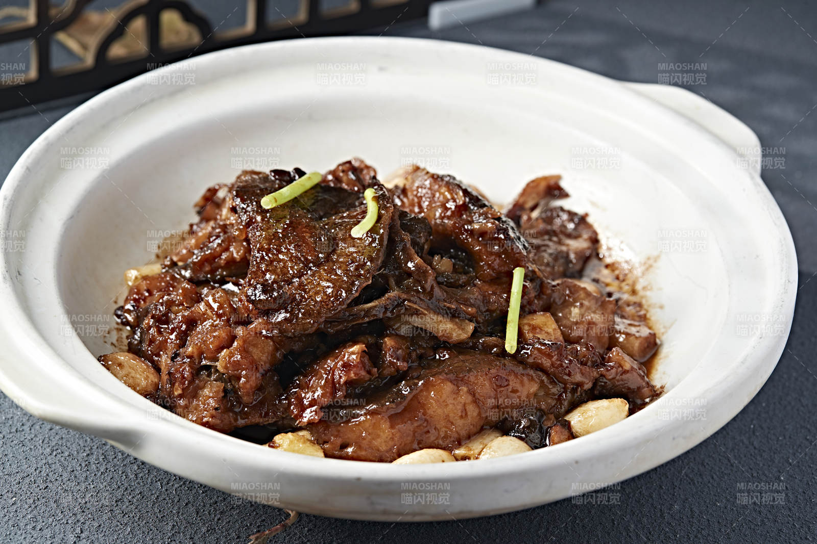 砂锅酱煲蒜香碟鱼头