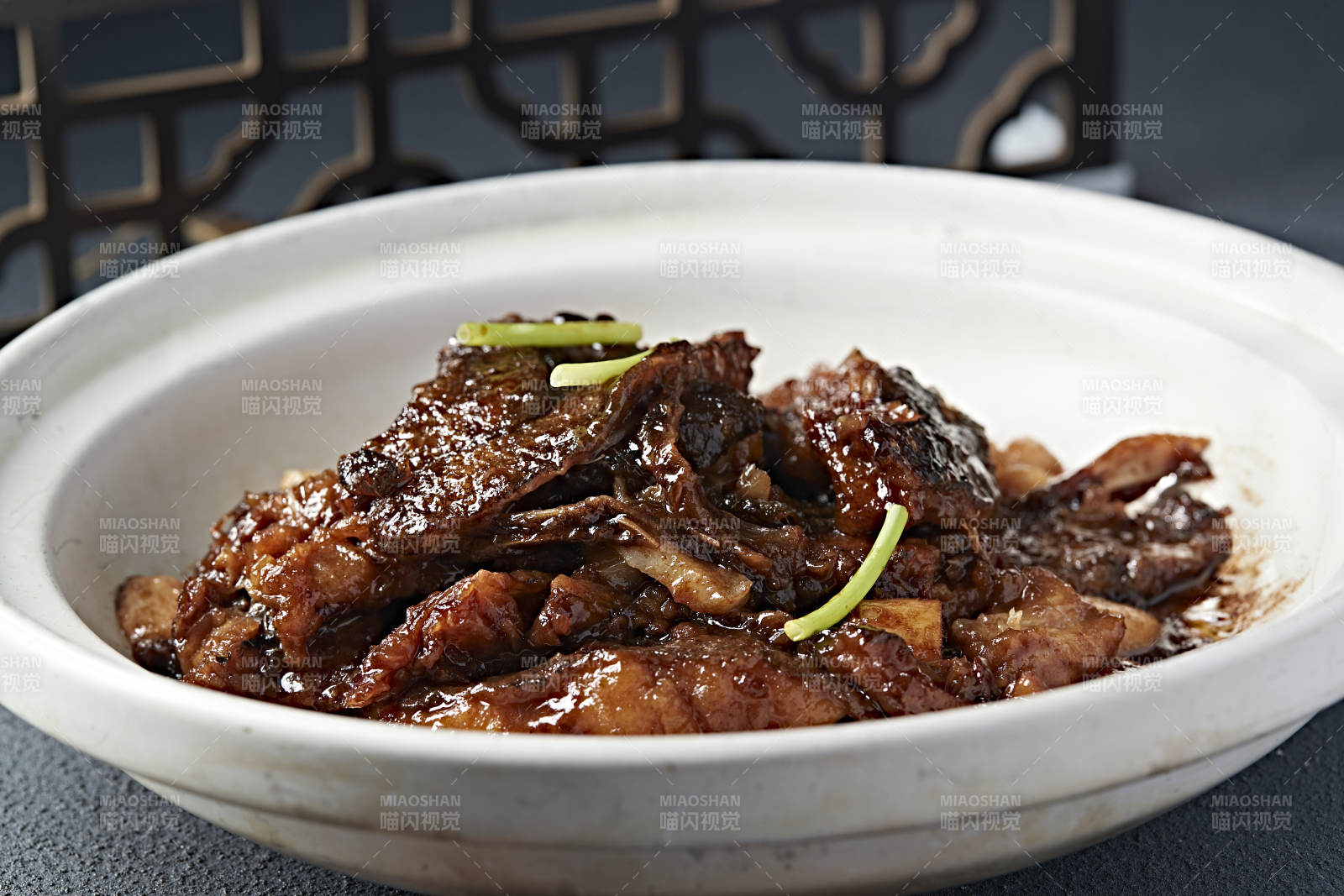 砂锅酱煲蒜香碟鱼头