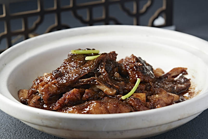 砂锅酱煲蒜香碟鱼头